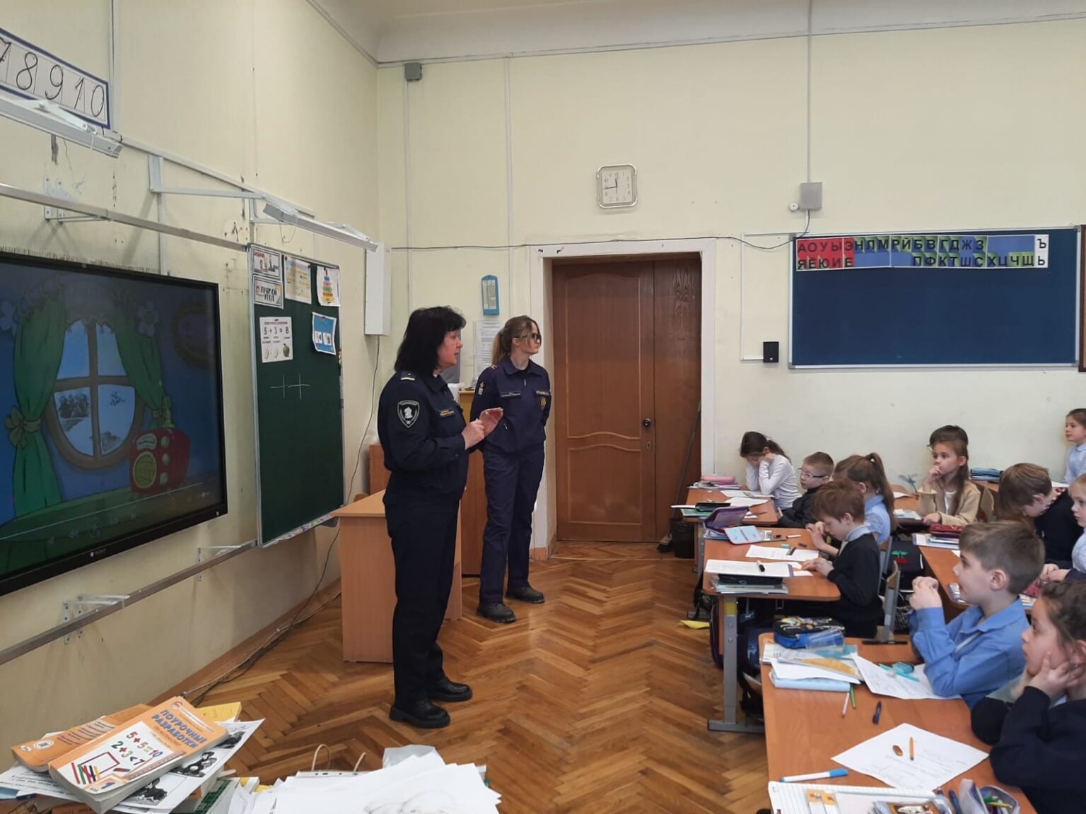 Безопасность образования. Безопасная образовательная среда в школе. Организация охраны здоровья учеников. Безопасность общеобразовательной школы. Угрозы в образовательном учреждении фото.